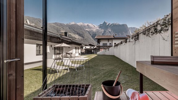 Eine gemütliche Terrasse mit Blick auf die Berge. Der Garten ist gut gepflegt und lädt zum Entspannen ein. - Chalet Pirchhof by MYALPS - Sautens