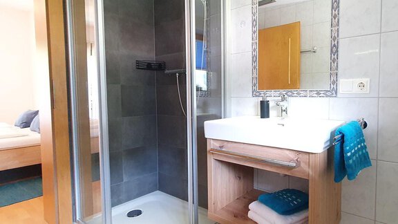 second bathroom with shower, WC, washbasin - Ferienwohnung "Zum Glück" - Sautens