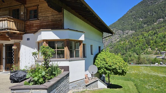 Ostansicht und angrenzende Wiese - Ferienwohnungen Inka - Sautens