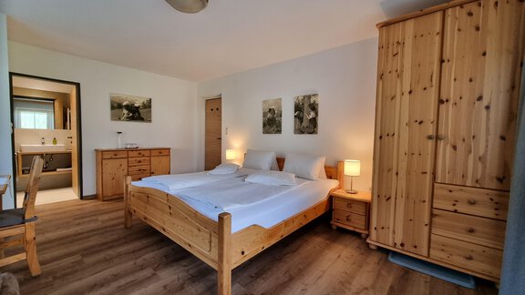 Geräumiges gemütliches Schlafzimmer mit einem Doppelbett und einem Sofa. - Haus Alpenglühn - Sautens