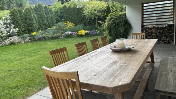 großer Esstisch im Freien - Haus Dahuam - Sautens