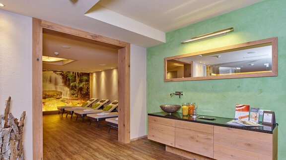 A pleasant wellness area with wooden details and a relaxing atmosphere. At the entrance, loungers and soft lighting are visible. - Alp Resort Tiroler Adler - Sölden