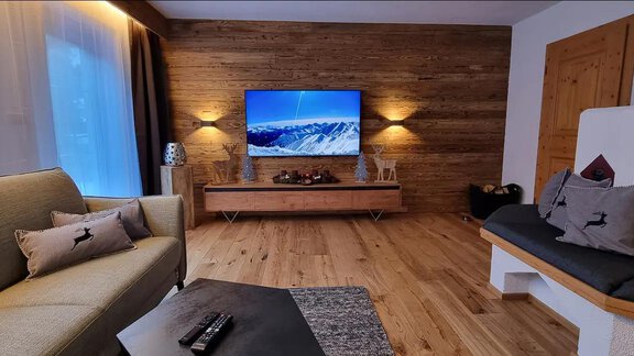 Wohnzimmer mit Kachelofen - Alpenhaus Sölden - Sölden