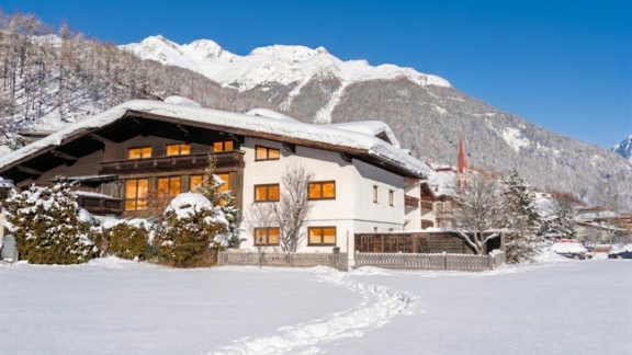 Ein wunderschönes, verschneites Apartmentgebäude in den Bergen. Die klare Winterlandschaft und die schneebedeckten Bäume verleihen der Szene eine ruhige Atmosphäre. - Apart 55 - Sölden