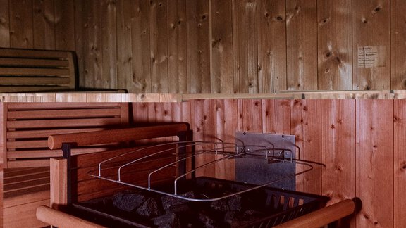 A cozy sauna area with wooden paneling. - Appartement Bergbach Sölden - Sölden