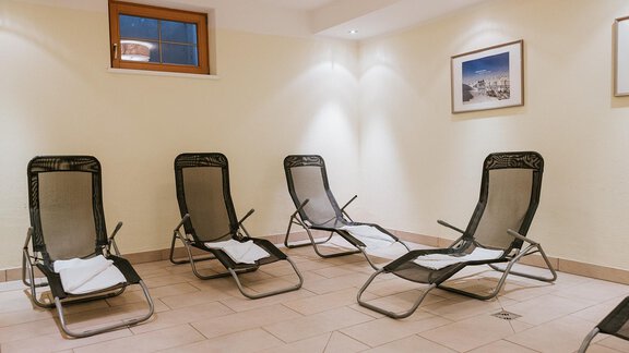 A relaxing room with loungers and soft lighting. The walls are light and decorated with pictures. - Appartement Bergbach Sölden - Sölden