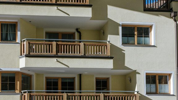 A modern building with several balconies and wooden elements. The bright facade gives the architecture a friendly character. - Appartement Bergbach Sölden - Sölden