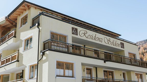 A modern residential building with several balconies and a large entrance area. The facade is bright and welcoming. - Appartement Bergbach Sölden - Sölden