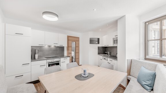 A modern kitchen with a spacious dining area.  
Bright furniture and plenty of natural light create an inviting atmosphere. - Appartement Montanara - Sölden