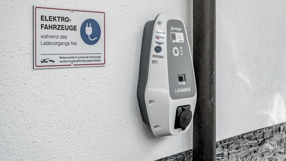 A charging station for electric vehicles on a wall. A sign indicates that the charging area is free. - Appartementhaus Kathrin - Sölden