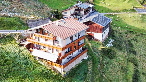 A picturesque apartment house, surrounded by green meadows and gentle hills. The buildings are modern and rustic at the same time, ideal for a relaxing stay in nature. - Appt. Rosmarie - Sölden