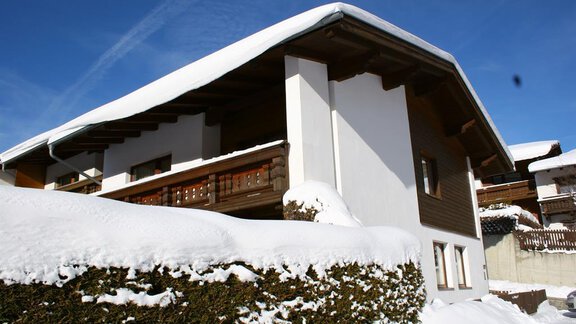 A beautiful house in the snow with a clear blue sky. The landscape is wintry and peaceful. - Appt. Schnöller - Sölden