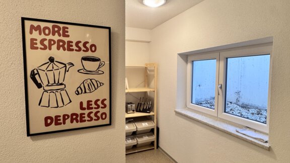 A bright corridor with a window and a storage solution. A humorous coffee poster hangs on the wall. - CASA bianco DUE - Sölden