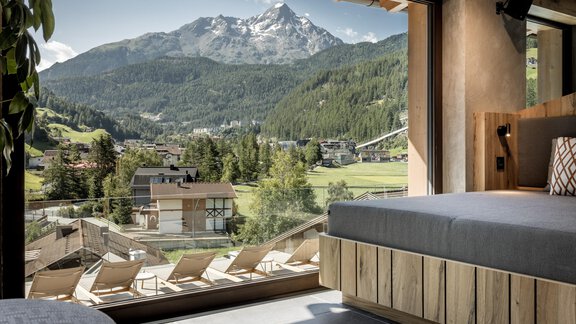 Ein modernes Zimmer mit Blick auf die Berge. Die Fenster bieten eine herrliche Aussicht auf die Natur und den Hügel. - Das Central - Alpine . Luxury . Life - Sölden
