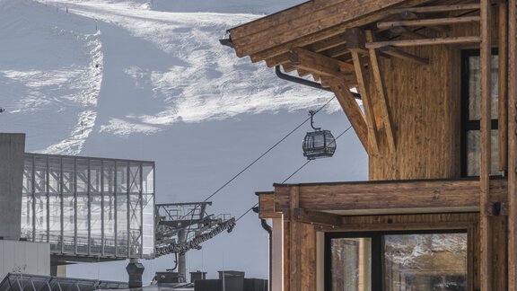Außenaufnahme mit Piste und Gondel - Edelweiss echt.charmant. - Sölden