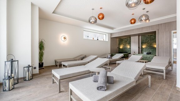 A quiet wellness area with loungers and modern lamps. The atmosphere is relaxing and inviting. - GREEN.Apartments by Camping Sölden - Sölden