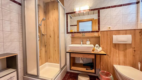 Badezimmer mit Dusche und WC - Haus Moosbichl - Sölden