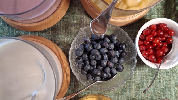 A selection of fruit and natural yogurt. There are various berries and pieces of fruit. - Haus Rehwinkl - Sölden
