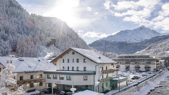 A cozy hotel in a snowy landscape. In the background, majestic mountains and a clear sky can be seen. - Haus Ulrich - Sölden