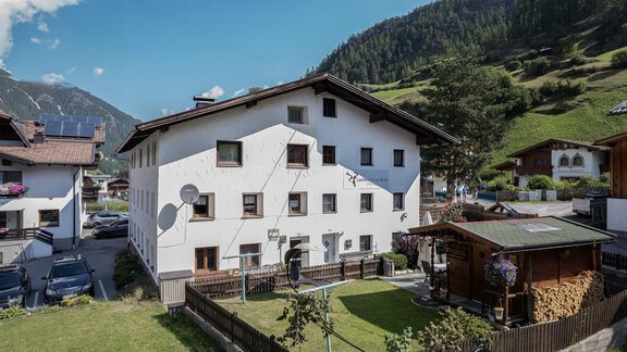 A cozy house with a good view in the mountains. The garden is well-kept and invites you to relax. - Haus Valtelas - Sölden