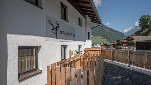 A modern house with a minimalist design and a friendly wood cladding. In the background, green mountains and a peaceful environment can be seen. - Haus Valtelas - Sölden