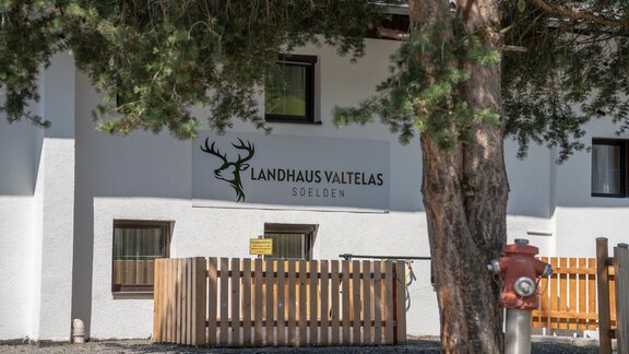 A cozy house named "Landhaus Valtelas" in Sölden. In the foreground, there is a wooden fence and a fire hydrant is visible. - Haus Valtelas - Sölden