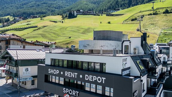 A modern sports store "Sport 4 You" is located on the ground floor of the building, and the newly built apartments are on the upper floor. - Home4You - Sölden