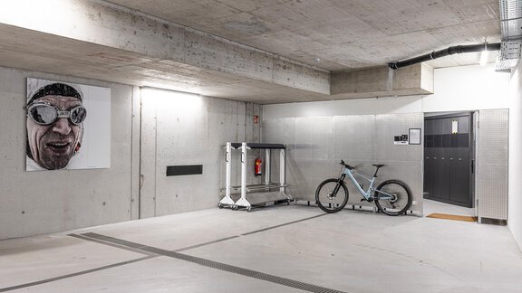Underground parking garage with lockable bike room. - Home4You - Sölden