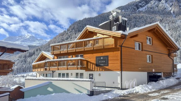 A modern chalet in the mountains, surrounded by snow. The sky is clear and the landscape is picturesque. - Hotel-Appartements A CASA "Saphir" - Sölden