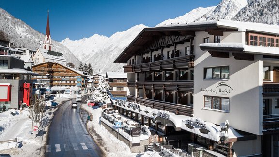 Hubertus mit Dorfstraße und Kirche - Hotel Hubertus - Sölden