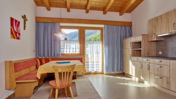 Ein gemütlicher Essbereich mit einem Holztisch und Stühlen. Große Fenster bieten einen Blick auf die Natur und fluteten den Raum mit Licht. - La Luna - Sölden