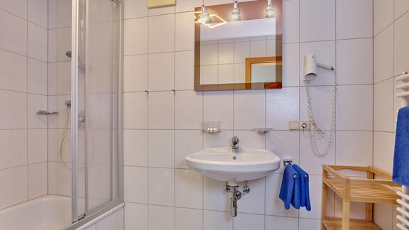Ein modernes Badezimmer mit gefliesten Wänden. Es weist eine Dusche, ein Waschbecken und einen Handtuchhalter auf. - La Luna - Sölden
