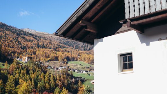 A traditional house with a beautiful view of the colorful autumn forests. The mountains in the background complement the picturesque landscape. - Landhaus Peater's Hoamat - Sölden