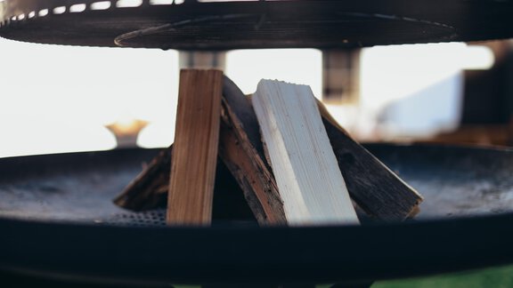 A wood storage in a grill. The wooden pieces are ready to be ignited. - Landhaus Peater's Hoamat - Sölden