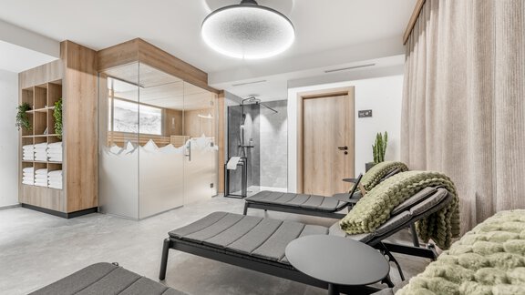 A modern wellness area with loungers and cozy decorative elements. The decor is elegant and invites relaxation. - Marco's Mountain Home - Sölden