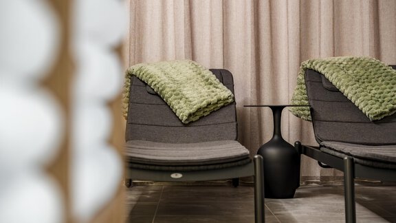 Cozy loungers with green blankets in a modern room. Next to the loungers is a black table. - Marco's Mountain Home - Sölden