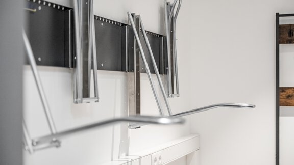 Simple metal frames on a wall. The design is modern and minimalist. - Marco's Mountain Home - Sölden