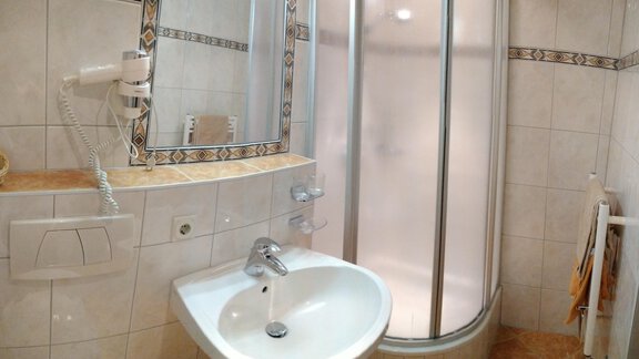 Bathroom with shower - Pension Alpenruhe - Sölden