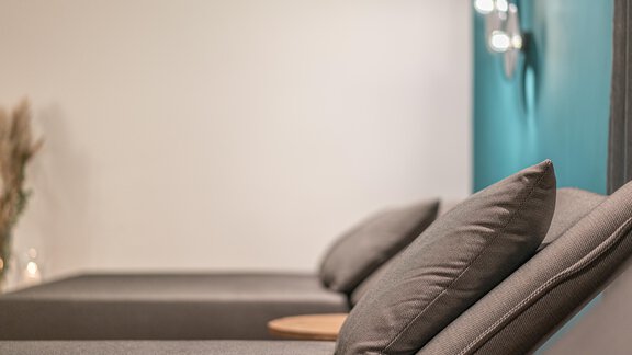 A cozy room with modern loungers and cushions. The colors are simple and soothing. - Pension Miramonte - Sölden