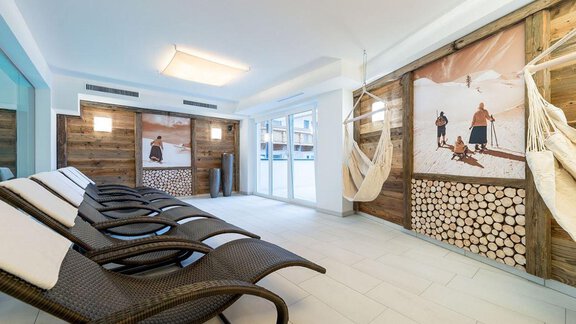A modern wellness area with comfortable loungers and hanging swings. Pictures of wintry landscapes are hanging on the walls. - Revmatologická poradna Appt Top 4 - Sölden