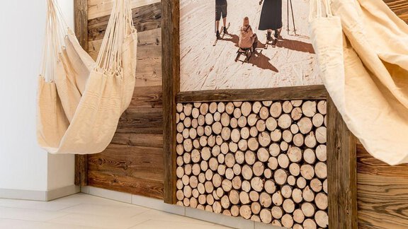 A cozy interior with hammocks and a wooden wall with a picture. The logs at the bottom add to the rustic charm. - Revmatologická poradna Appt Top 4 - Sölden