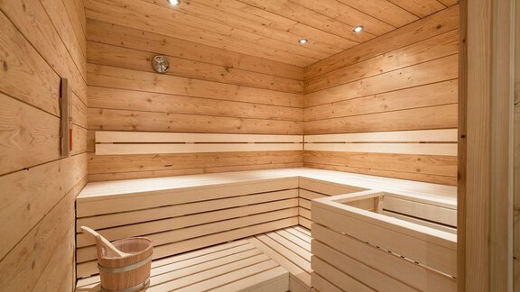 A modern sauna with wooden paneling and clear, bright light. It offers seating and a traditional sauna bath. - Revmatologická poradna Appt Top 4 - Sölden