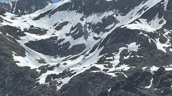 Snow-covered mountains with steep slopes under a radiant blue sky. The landscape is impressive and majestic. - Top Apart Daniela - Sölden