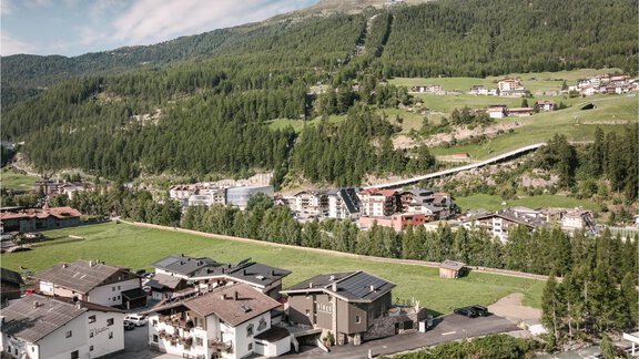 The ViBES from a bird's eye view, on the sunny side of Sölden with green meadows and the Gaislachkoglbahn in direct proximity. - VIBES Sölden - your alpine homebase - Sölden