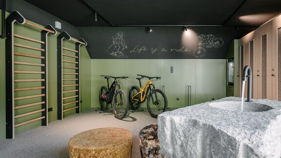 Our high-quality bike and ski room with a drinking fountain and two lockable lockers per apartment. - VIBES Sölden - your alpine homebase - Sölden