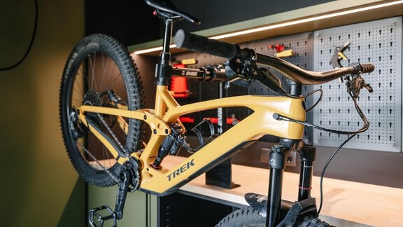A high-quality biker room with a workstand and workbench. For a fee, a washing machine and dryer are available. - VIBES Sölden - your alpine homebase - Sölden