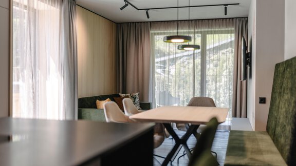 A modern living room with elegant furniture and large windows that let in plenty of daylight. The color tones are neutral and create an inviting atmosphere. - VIBES Sölden - your alpine homebase - Sölden