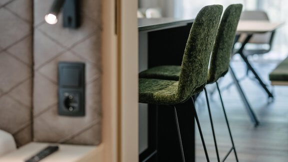 Cozy stools to experience beautiful, shared vibes while cooking. - VIBES Sölden - your alpine homebase - Sölden