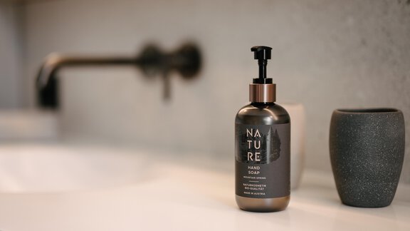 Our bathrooms are equipped with hand soap, hair and body shampoo from the Tyrolean company Pure Green. - VIBES Sölden - your alpine homebase - Sölden