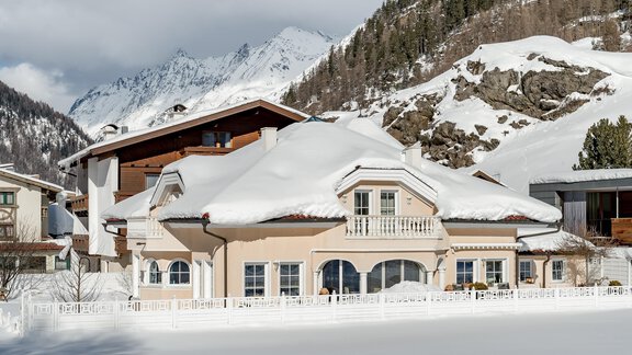 A cozy house in the snow, surrounded by mountains. The landscape is wintry and picturesque. - Villa Castelbell - Sölden